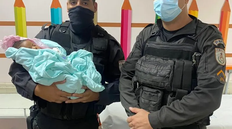 Policiais salvaram a vida de um recém-nascido de apenas um mês