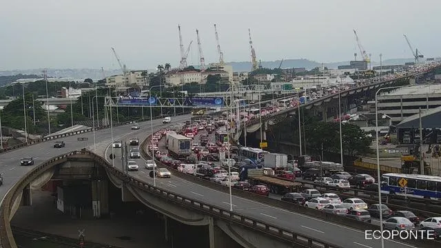 O engarrafamento está intenso no sentido Niterói, com cerca de uma hora e meia