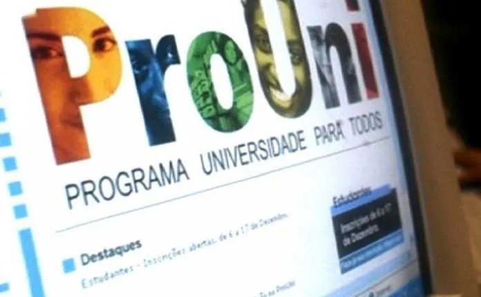 Para concorrer às bolsas integrais, o estudante deve comprovar que sua renda familiar bruta mensal não excede 1,5 salário mínimo (R$ 1.650) por pessoa