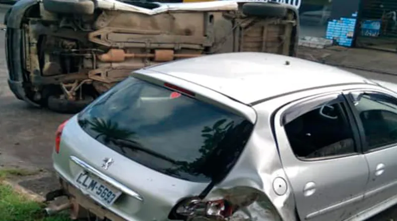 Os dois veículos acabaram totalmente destruídos