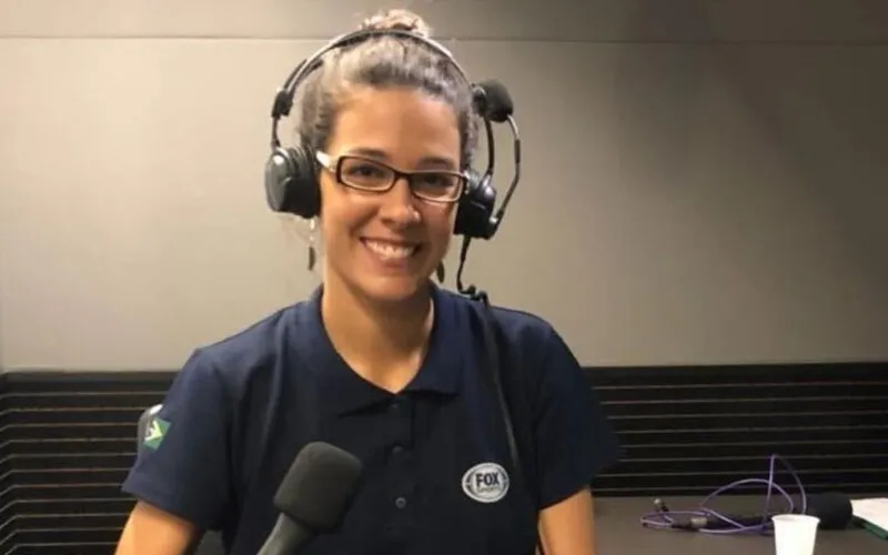 Renata Silveira se tornou a primeira mulher a entrar para a equipe de narradores da TV Globo