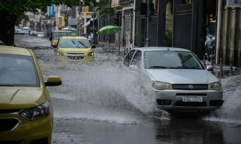  A partir da noite de hoje e para amanhã (3), a previsão é de chuva isolada fraca a moderada