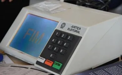 A orientação é usar a caneta somente para assinar o caderno de votação