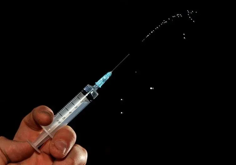 De acordo com a farmacêutica, não foi relatado qualquer preocupação séria de segurança em relação a vacina