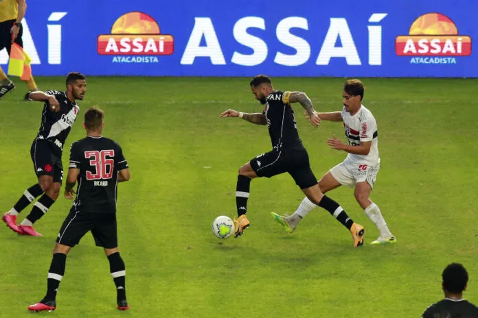 Durante o jogo, o São Paulo mostrou superioridade no domínio da bola