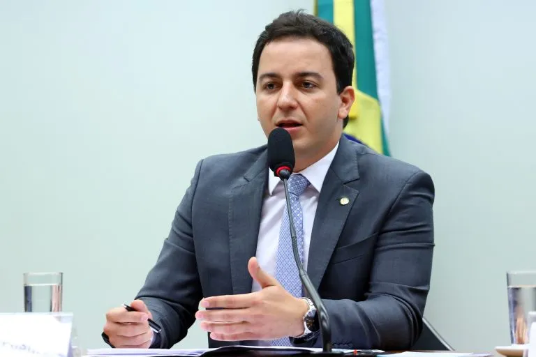 Proprietários, administradores e gerentes responderão solidariamente pelo ato