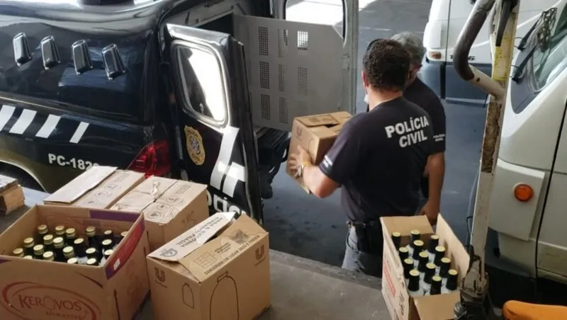 Frascos de azeite adulterados foram apreendidos durante operação da Polícia Civil 