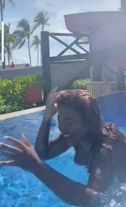 Ludmilla quase perde peruca em tobogã de hotel