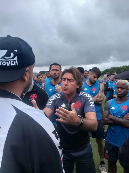 Torcida organizada do Vasco invade CT e tenta dialogar com o elenco vascaíno