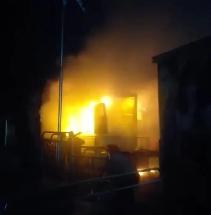 Incêndio aconteceu por volta das 20h do último sábado (26)