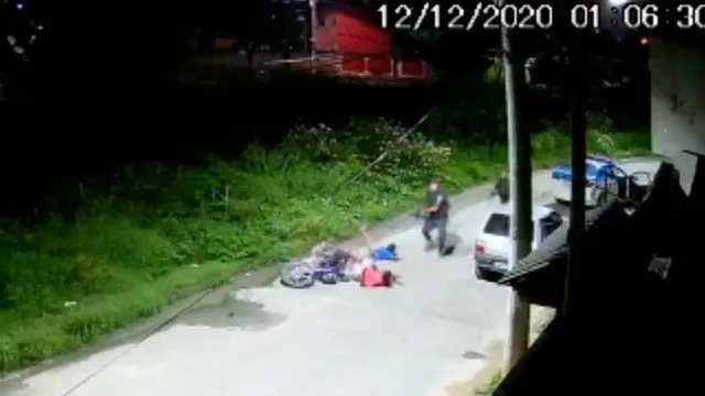 Jovens foram abordados de surpresa durante a madrugada