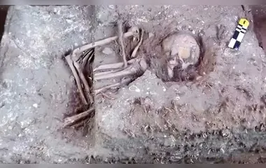 Construtores encontram ossos humanos com milhares de anos em obra