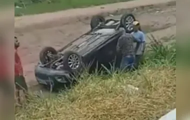 Motorista passa mal, atropela ciclista e carro capota, em Cabo Frio