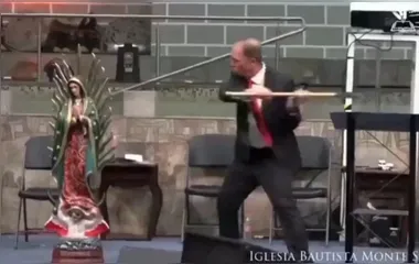 Pastor destrói a machadadas imagem de santa católica