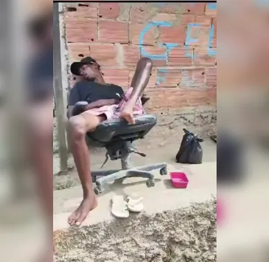 Suspeito de tráfico de drogas é acordado por cano de fuzil da PM, enquanto tirava ‘cochilo’