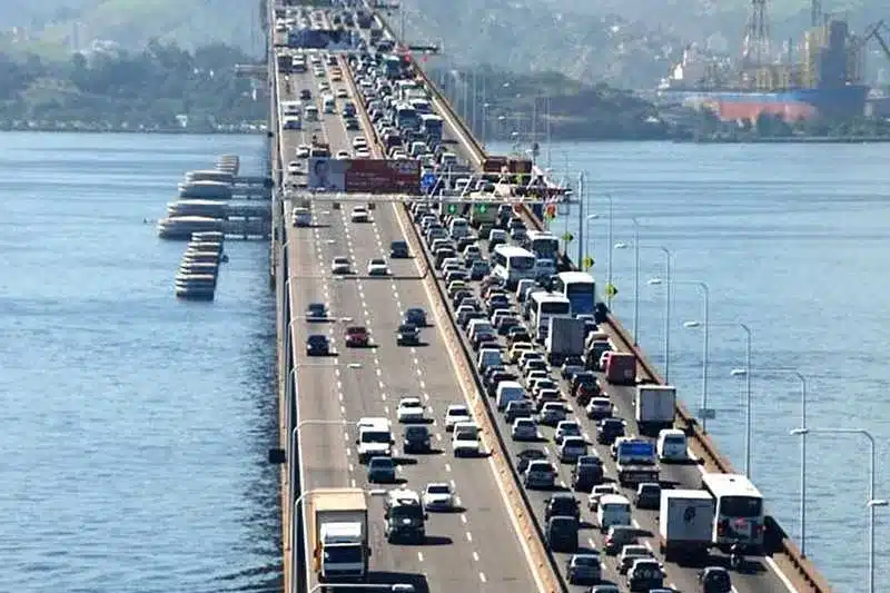 Motoristas enfrentaram congestionamento por volta das 12h