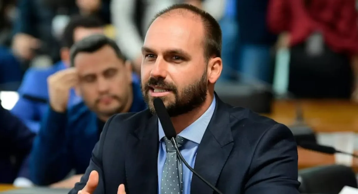 Eduardo Bolsonaro (PL-SP) segue nos Estados Unidos e não deve retornar ao Brasil para assumir suas funções parlamentares