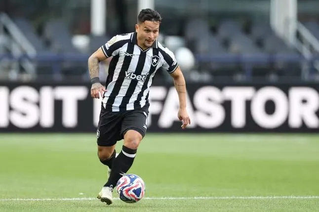 Artur tem dores no peito e pode desfalcar o Botafogo no próximo jogo