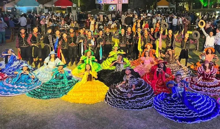 Com peças teatrais autorais, a quadrilha conquista o público antes mesmo do início da coreografia