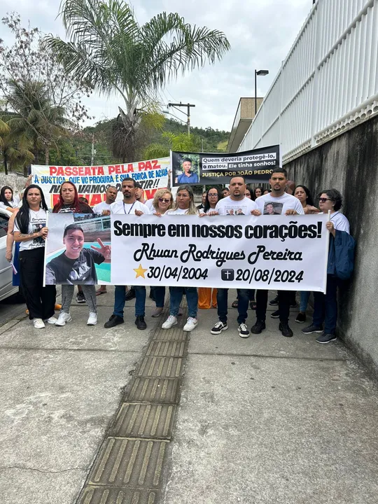 Familiares e amigos do jovem Rhuan marcaram presença na primeira audiência do caso, realizada em 3 de junho