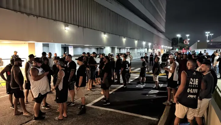 Torcida do Vasco esteve no Galeão para protestar após mais uma derrota