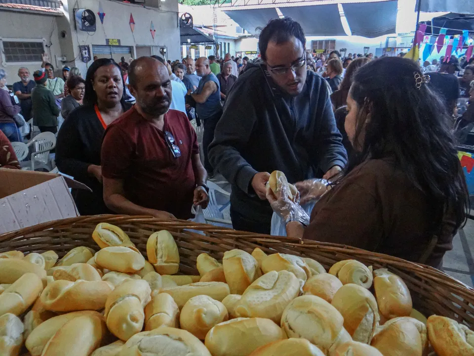 Tradicional entrega de pães abençoados aconteceu ao final de cada missa