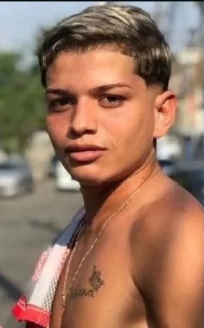 Gabriel não conseguiu reagir e foi derrubado no chão, levando diversos golpes