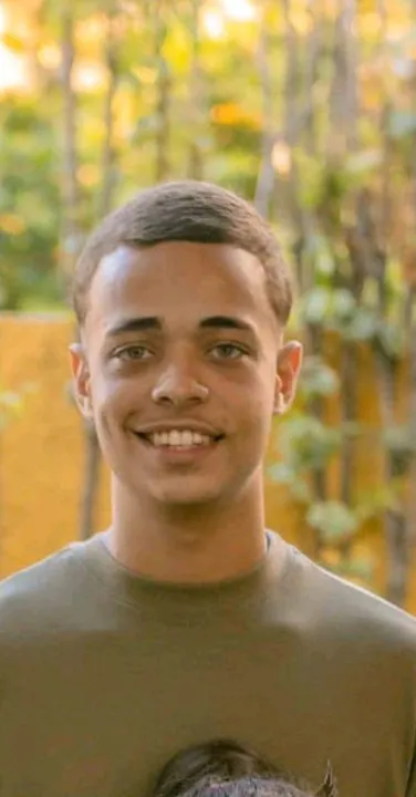 João Gabriel Class, de 19 anos, está desaparecido desde sábado (5), após sair de casa no bairro Serra do Sambê, em Rio Bonito