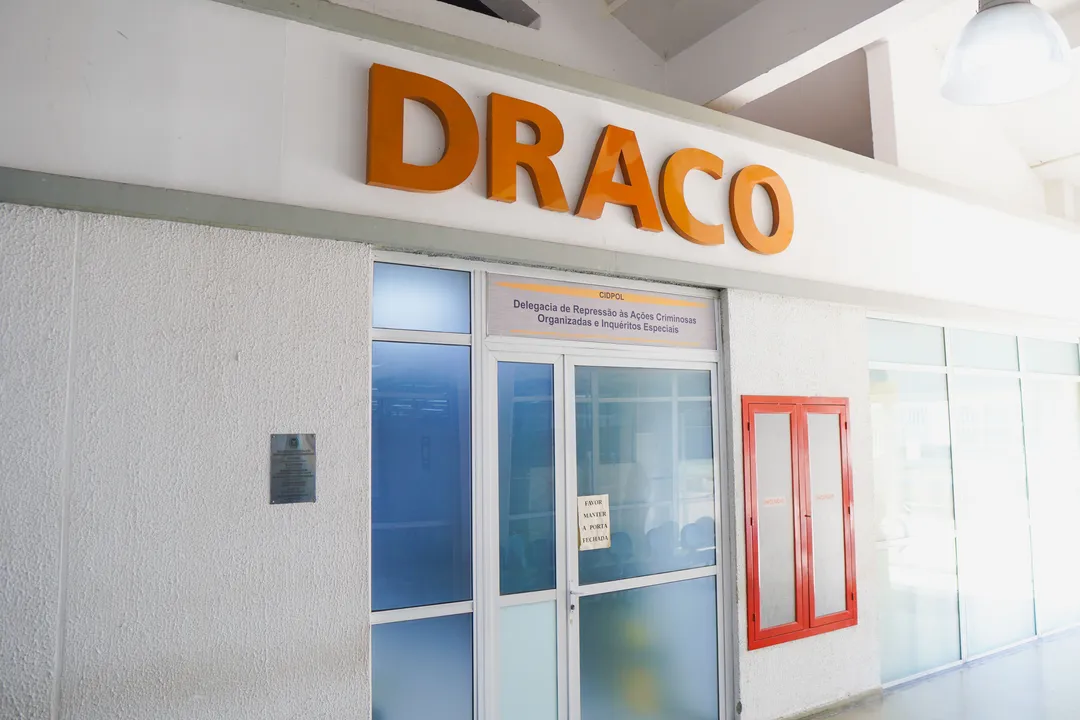 Policiais civis da Delegacia de Repressão às Ações Criminosas Organizadas e Inquéritos Especiais (Draco) realizam a Operação Menu do Crime