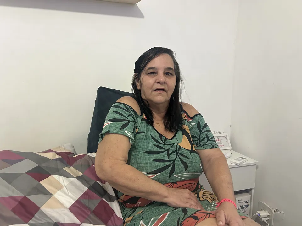 “Estou há um ano com o braço quebrado”