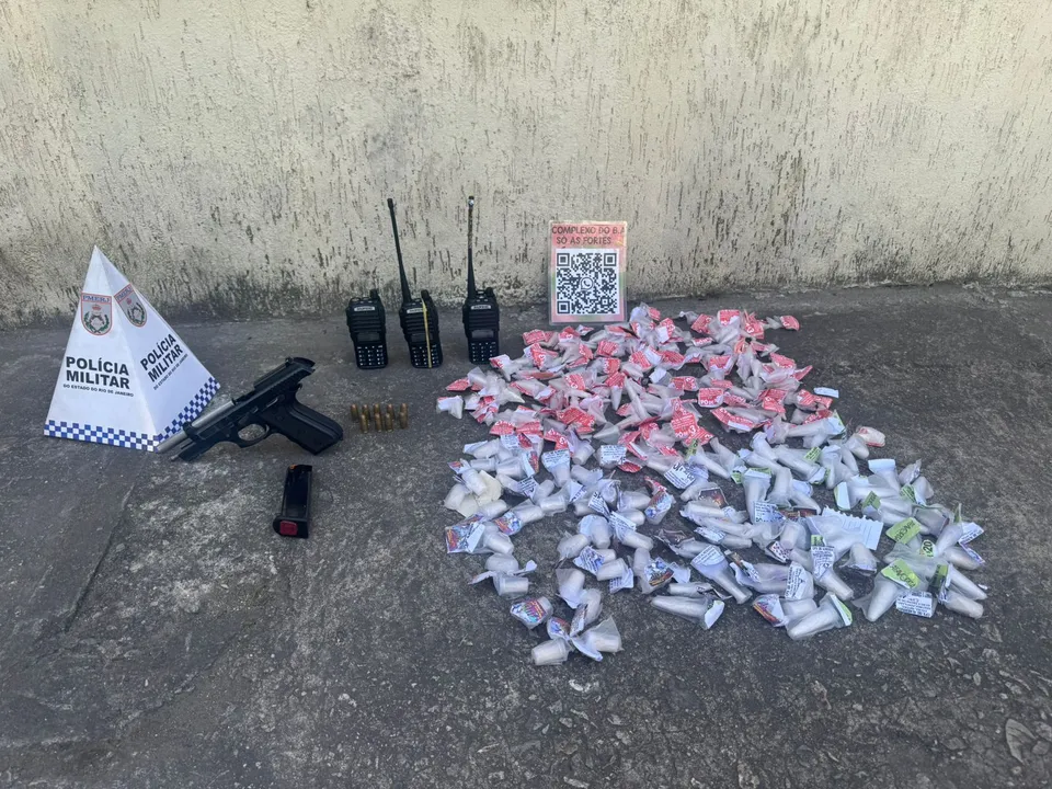 Material apreendido por policiais do GAT do 7º BPM, às margens da RJ-104, em São Gonçalo