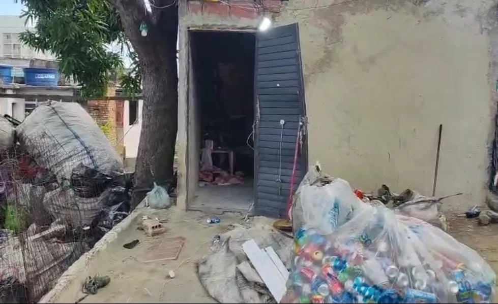 O proprietário do depósito foi preso em flagrante e conduzido para a 73ª DP (Neves)