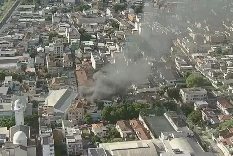 Um incêndio destruiu uma confecção em Ramos, na manhã desta terça-feira (12)