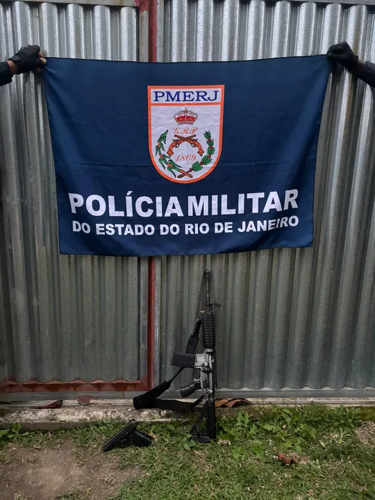 Fuzil e pistola foram apreendidos