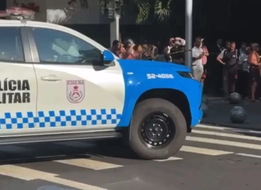 Agentes da Polícia Militar estão no local