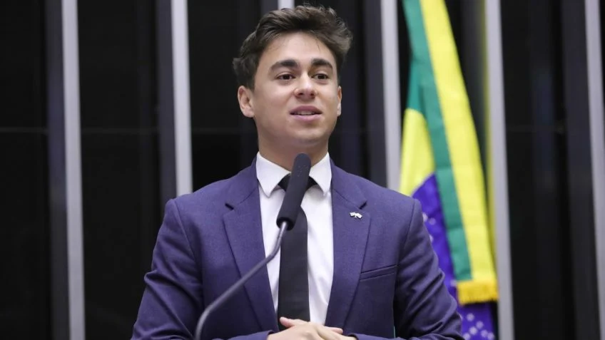 Nikolas foi ferido e sofreu um pequeno corte embaixo do olho