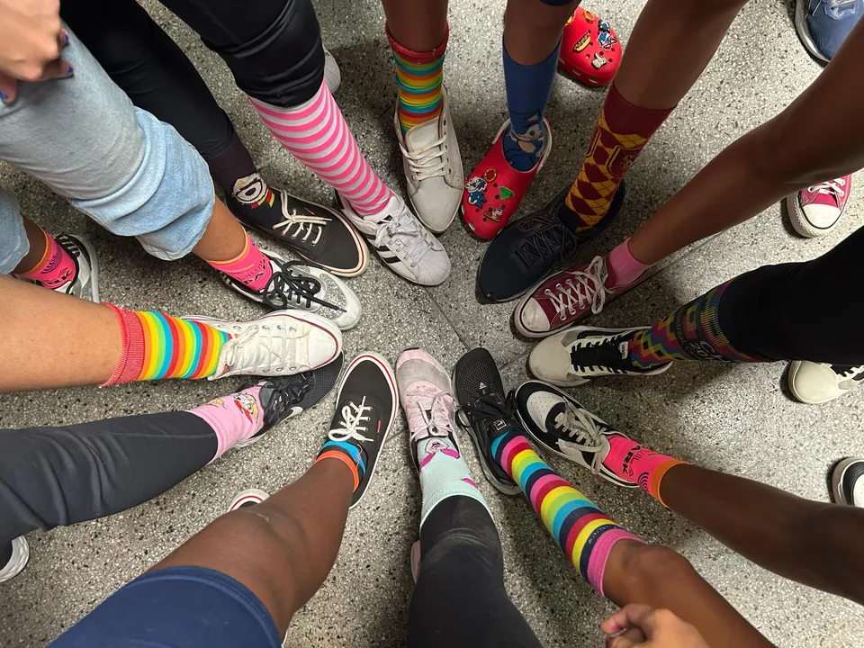 A campanha Lots of Socks celebra a diversidade de maneira divertida e significativa