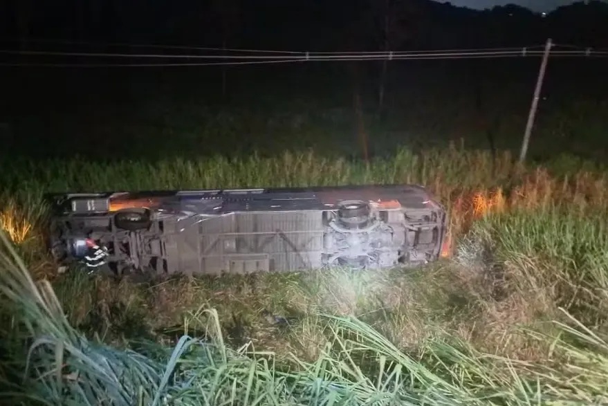 Ônibus cai em ribanceira deixando um morto e 26 feridos