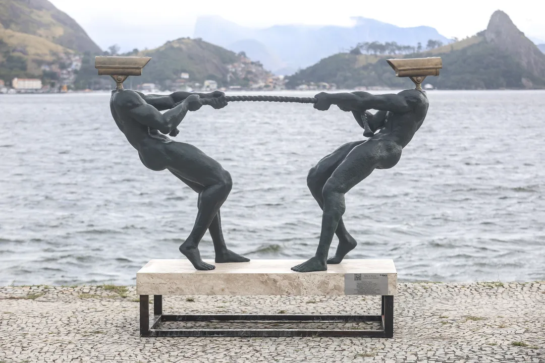 Praça do Rádio da Cidade- Cabo de Guerra, o paradoxo entre a ausência física e a presença digital