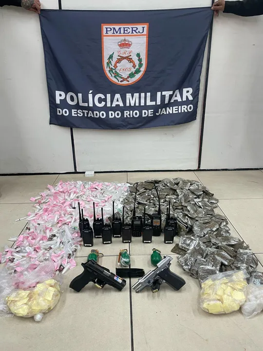 Armas, granadas e rádios também foram apreendidos