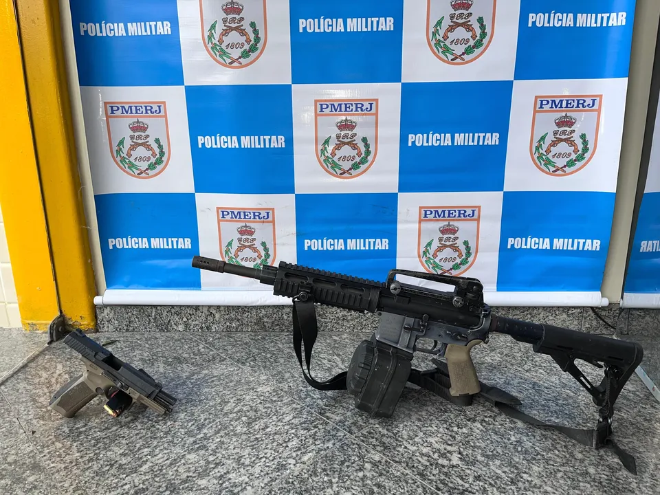 Fuzil e pistola foram apreendidos