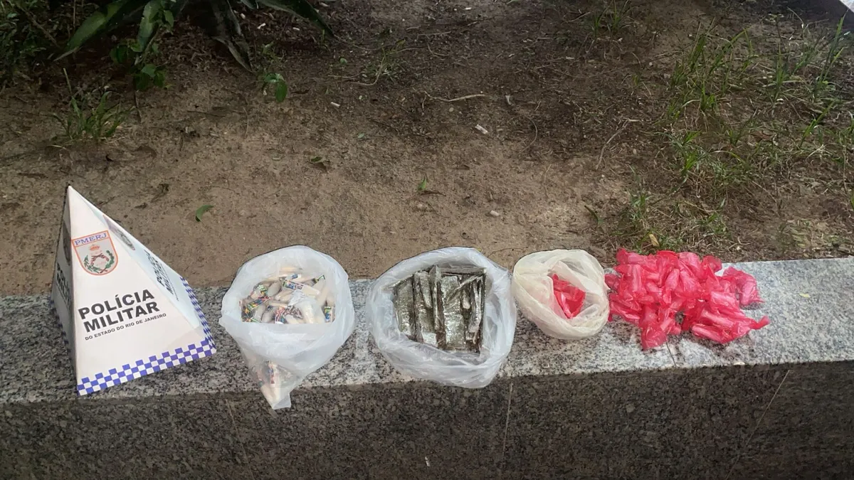 A equipe realizou varredura na área e apreendeu 28 trouxinhas de maconha, 13 pedras de crack e 107 pinos de cocaína