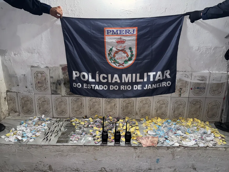 Os agentes apreenderam farto material entorpecente; um carregador de pistola com seis munições; três rádios transmissores e R$ 100,00 reais em espécie