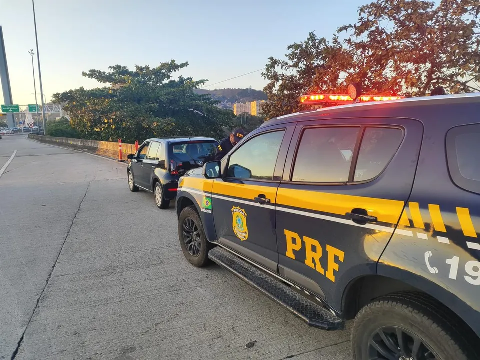 Em pesquisas ao veículo, foi verificado que estava com o licenciamento vencido, além de 569 multas