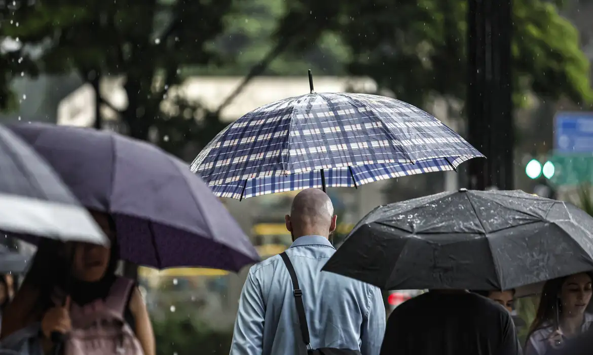A chegada da nova frente fria trouxe chuva e queda brusca nas temperaturas