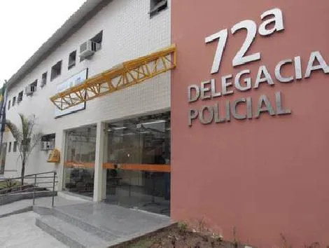 O homem foi preso em flagrante pelos agentes da 72ª DP