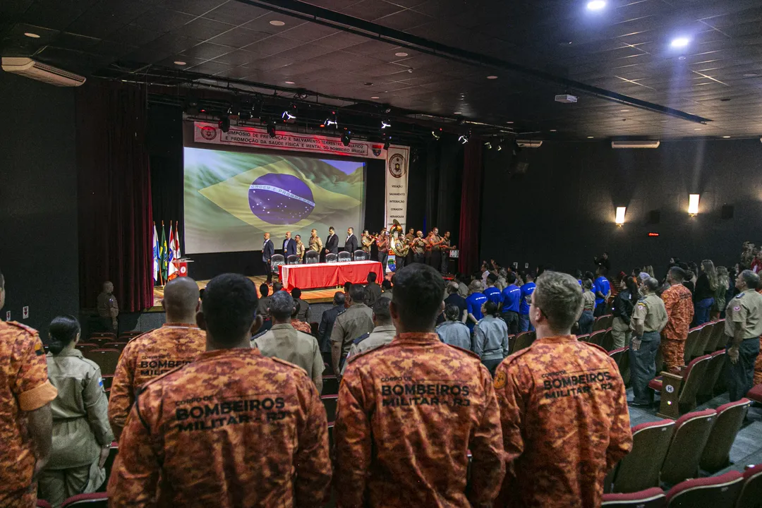 O evento reúne especialistas e autoridades nacionais e internacionais para debater temas relacionados à saúde física e mental dos bombeiros militares e à atuação integrada em situações de emergência