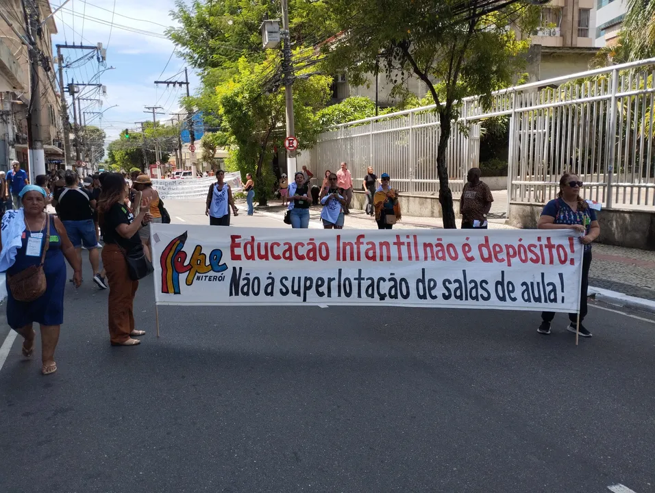 A Avenida Amaral Peixoto, uma das principais vias da região, chegou a ficar interditada no início da tarde