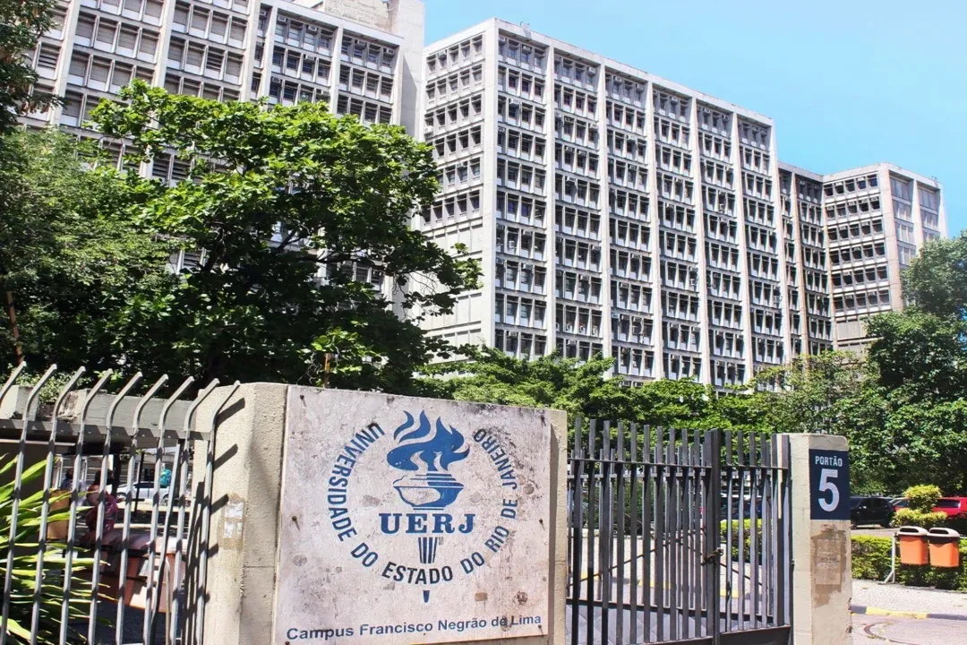 Imagem ilustrativa da imagem Simulado presencial gratuito prepara 334 estudantes para o vestibular da UERJ nesta sábado