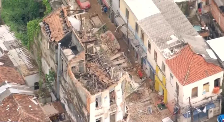 Desabamento aconteceu na Rua Senador Pompeu, na tarde desta quinta (20)